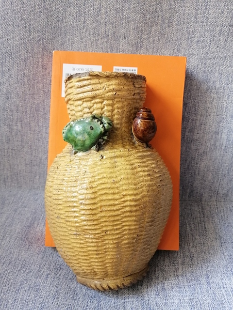 古玩陶瓷晚清石灣窯壁瓶真品鑒賞圖