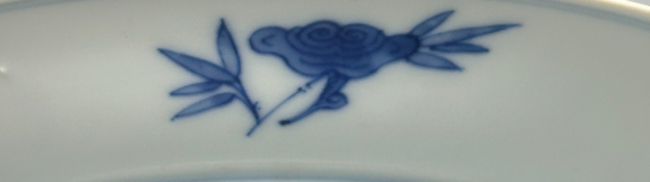 古玩陶瓷折枝花卉紋青花盤真品鑒賞圖