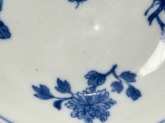古玩陶瓷折枝花卉紋青花盤真品鑒賞圖
