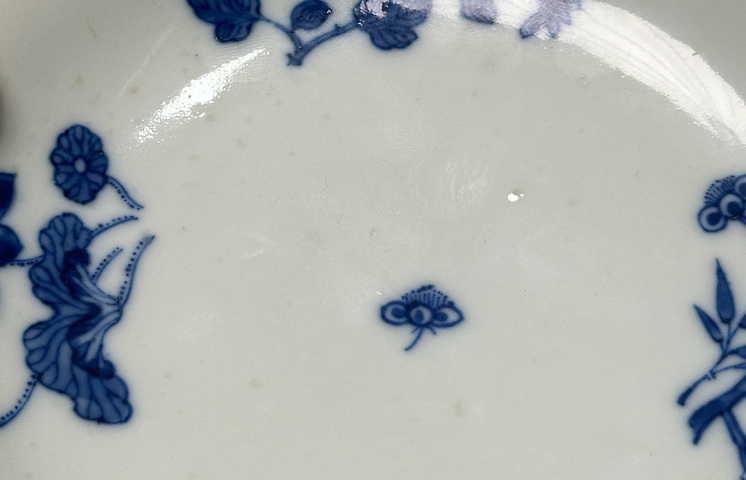 古玩陶瓷折枝花卉紋青花盤真品鑒賞圖