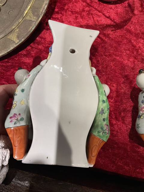 古玩陶瓷童子粉彩花卉壁瓶真品鑒賞圖