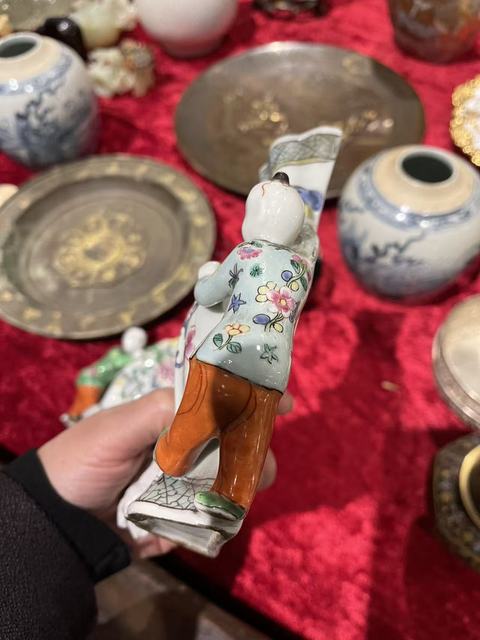 古玩陶瓷童子粉彩花卉壁瓶真品鑒賞圖