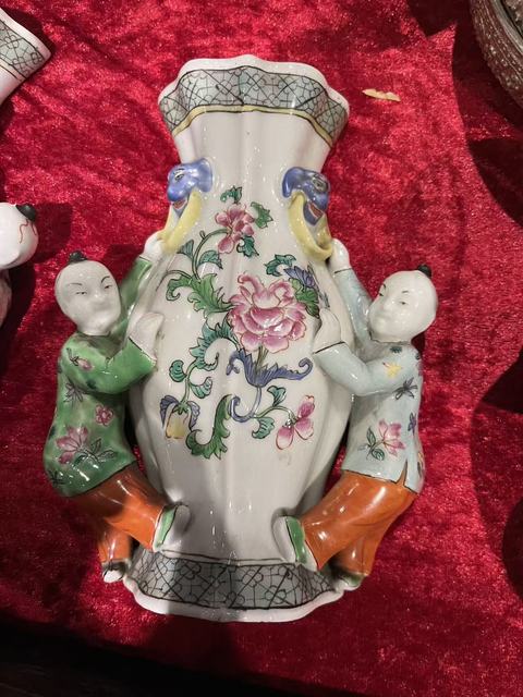 古玩陶瓷童子粉彩花卉壁瓶真品鑒賞圖