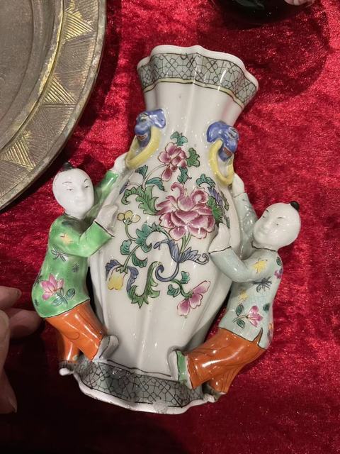 古玩陶瓷童子粉彩花卉壁瓶真品鑒賞圖