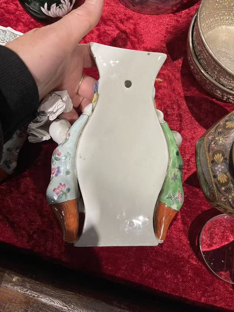 古玩陶瓷童子粉彩花卉壁瓶真品鑒賞圖