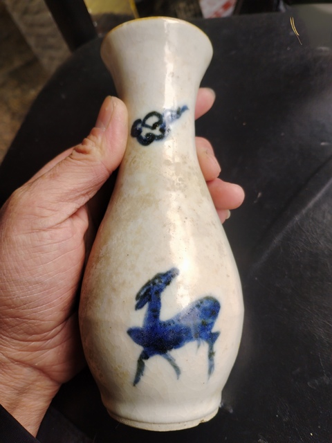 古玩陶瓷哥釉青花鹿紋瓶真品鑒賞圖