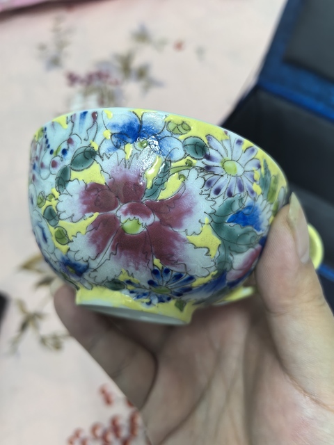 古玩陶瓷花卉紋粉彩杯盤真品鑒賞圖