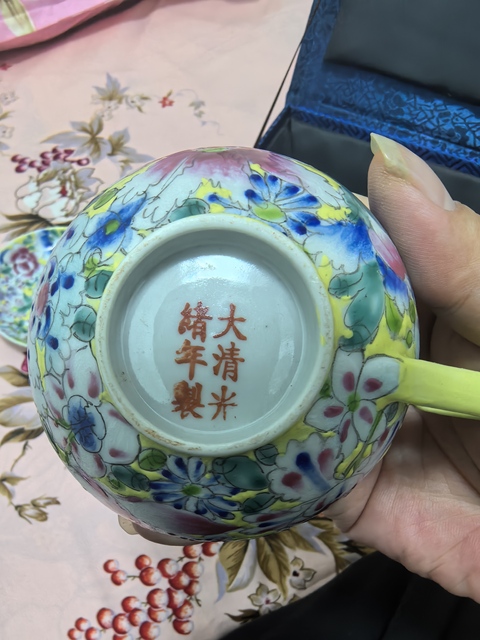 古玩陶瓷花卉紋粉彩杯盤真品鑒賞圖