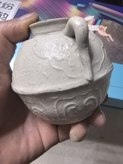 古玩陶瓷卵白釉花卉紋執壺真品鑒賞圖