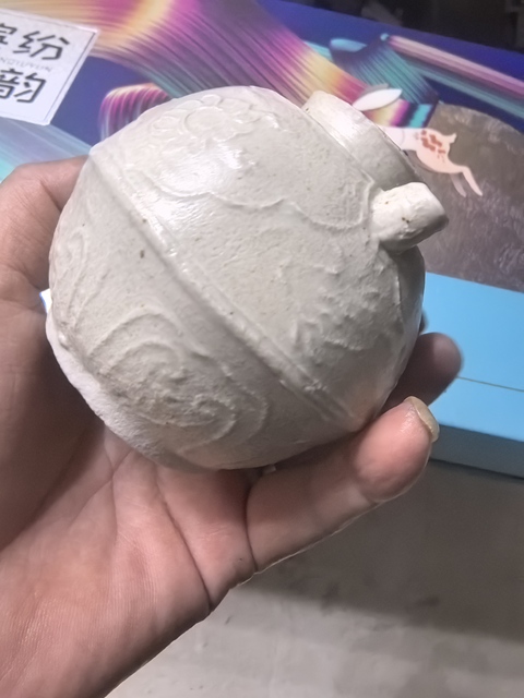 古玩陶瓷卵白釉花卉紋執壺真品鑒賞圖