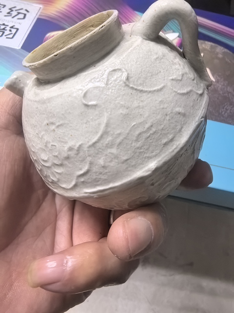 古玩陶瓷卵白釉花卉紋執壺真品鑒賞圖