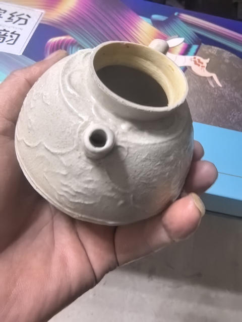 古玩陶瓷卵白釉花卉紋執壺真品鑒賞圖