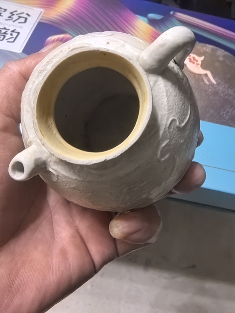 古玩陶瓷卵白釉花卉紋執壺真品鑒賞圖