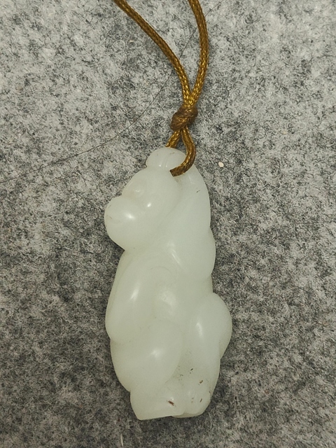 古玩玉器新疆和田玉雕“猴子掛墜”拍賣，當前價格1588元