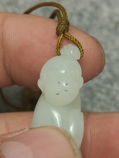 古玩玉器新疆和田玉雕“猴子掛墜”拍賣，當前價格1588元