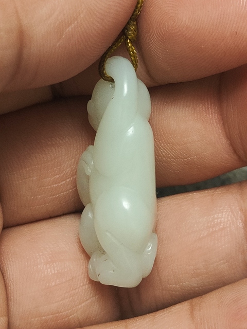 古玩玉器新疆和田玉雕“猴子掛墜”拍賣，當前價格1588元