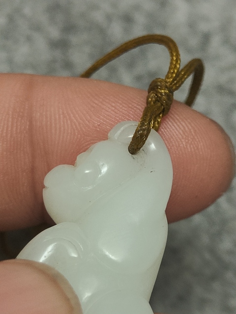 古玩玉器新疆和田玉雕“猴子掛墜”拍賣，當前價格1588元