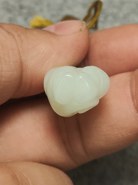 古玩玉器新疆和田玉雕“猴子掛墜”拍賣，當前價格1588元