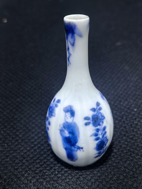 古玩陶瓷仕女花卉紋青花膽瓶真品鑒賞圖