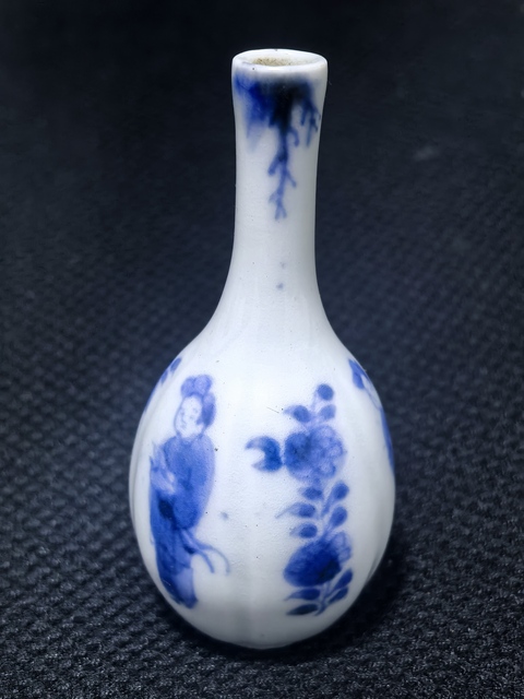 古玩陶瓷仕女花卉紋青花膽瓶真品鑒賞圖