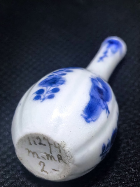 古玩陶瓷仕女花卉紋青花膽瓶真品鑒賞圖