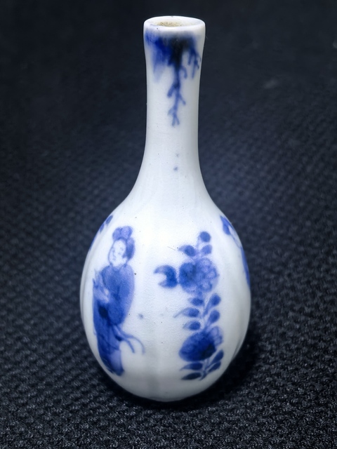 古玩陶瓷仕女花卉紋青花膽瓶真品鑒賞圖