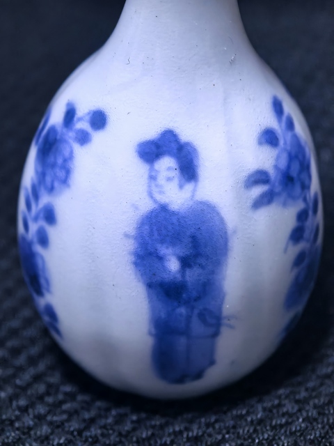 古玩陶瓷仕女花卉紋青花膽瓶真品鑒賞圖