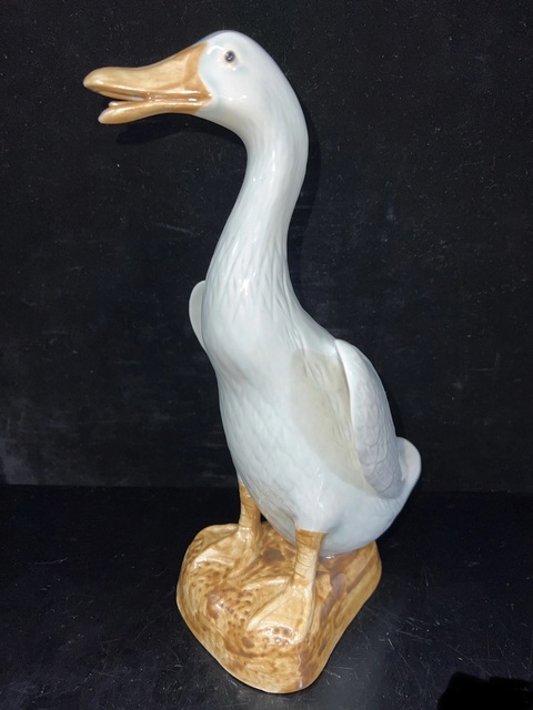 古玩陶瓷名家豆青釉瓷塑鴨子真品鑒賞圖