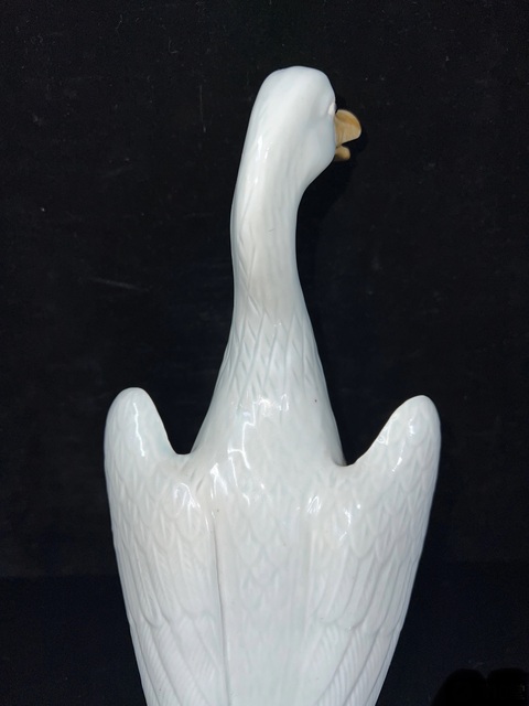 古玩陶瓷名家豆青釉瓷塑鴨子真品鑒賞圖