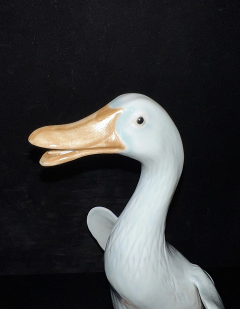 古玩陶瓷名家豆青釉瓷塑鴨子真品鑒賞圖