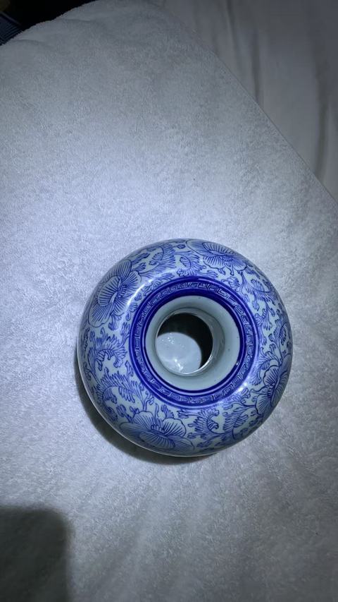 古玩陶瓷纏枝花卉紋青花朝珠盒真品鑒賞圖