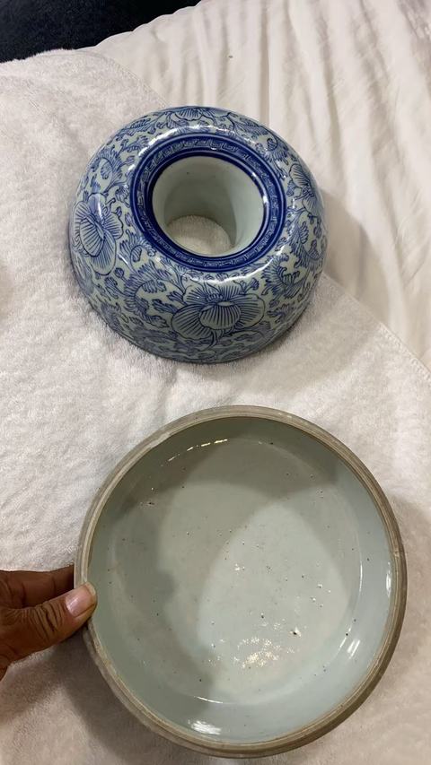 古玩陶瓷纏枝花卉紋青花朝珠盒真品鑒賞圖