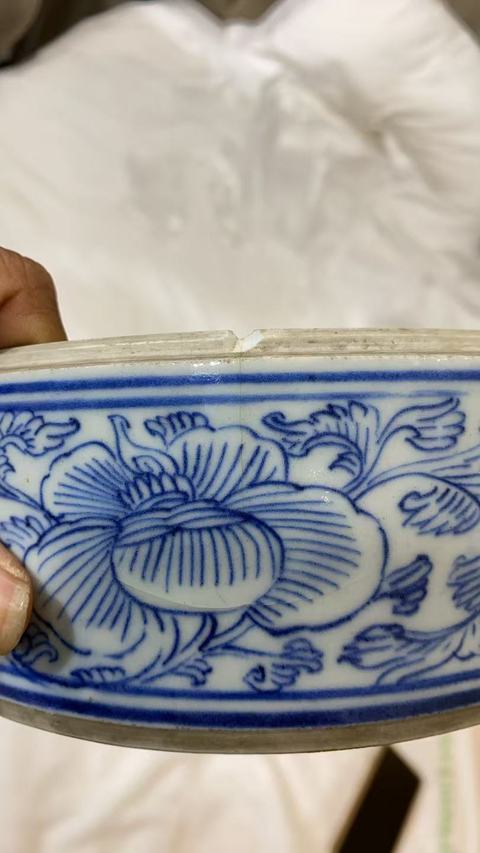 古玩陶瓷纏枝花卉紋青花朝珠盒真品鑒賞圖