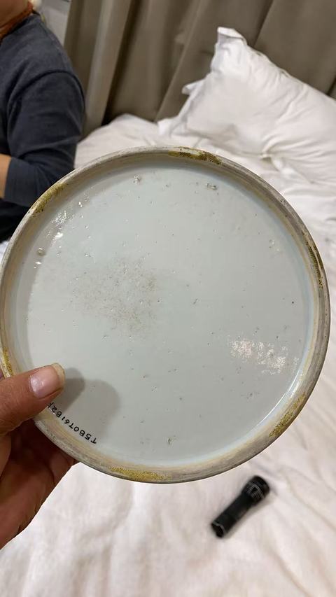 古玩陶瓷纏枝花卉紋青花朝珠盒真品鑒賞圖