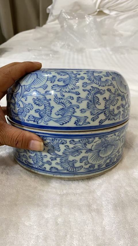 古玩陶瓷纏枝花卉紋青花朝珠盒真品鑒賞圖