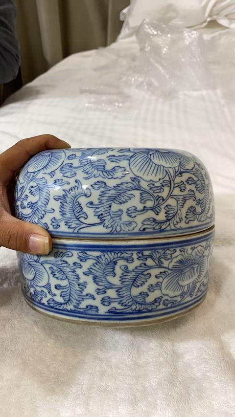 古玩陶瓷纏枝花卉紋青花朝珠盒真品鑒賞圖