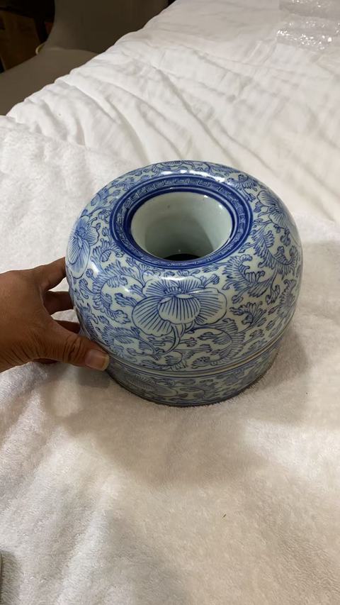 古玩陶瓷纏枝花卉紋青花朝珠盒真品鑒賞圖