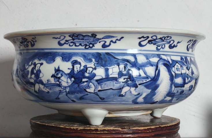 古玩陶瓷人物紋青花三足香爐真品鑒賞圖