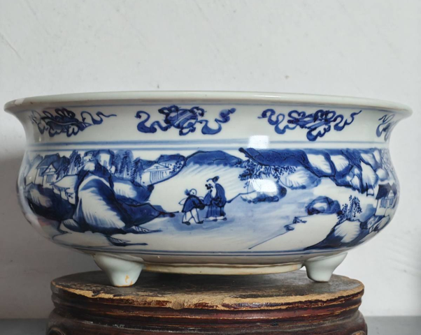 古玩陶瓷人物紋青花三足香爐真品鑒賞圖