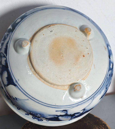 古玩陶瓷人物紋青花三足香爐真品鑒賞圖