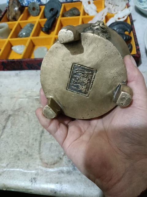 古玩銅器雙獅耳三足法盞銅爐真品鑒賞圖