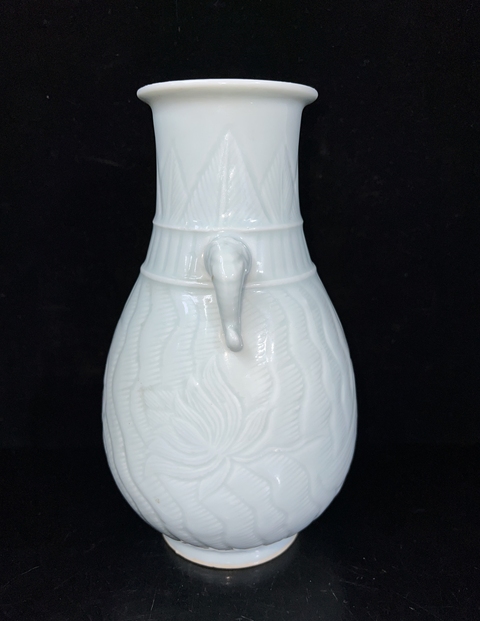 古玩陶瓷清末民初·青釉刻蓮池紋象耳瓶 真品鑒賞圖