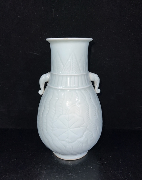 古玩陶瓷清末民初·青釉刻蓮池紋象耳瓶 真品鑒賞圖