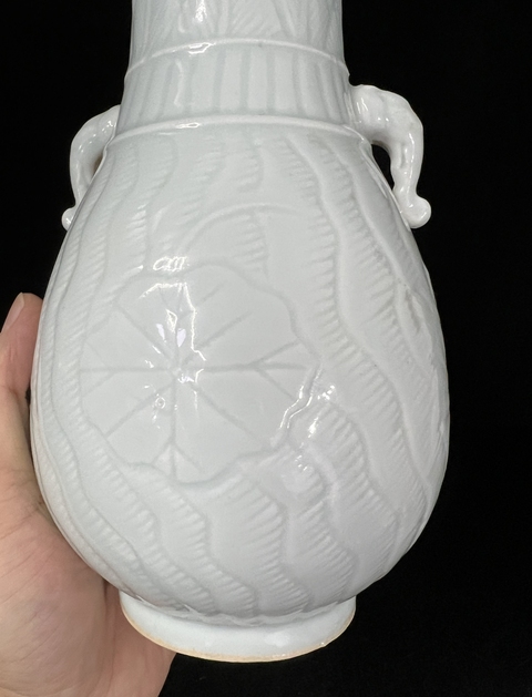 古玩陶瓷清末民初·青釉刻蓮池紋象耳瓶 真品鑒賞圖