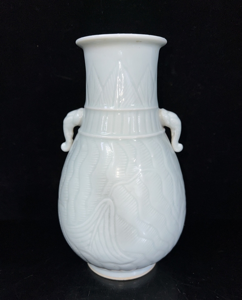 古玩陶瓷清末民初·青釉刻蓮池紋象耳瓶 真品鑒賞圖