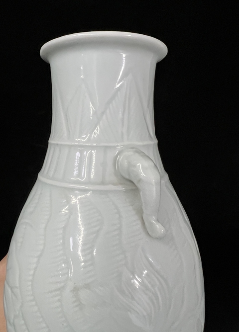 古玩陶瓷清末民初·青釉刻蓮池紋象耳瓶 真品鑒賞圖