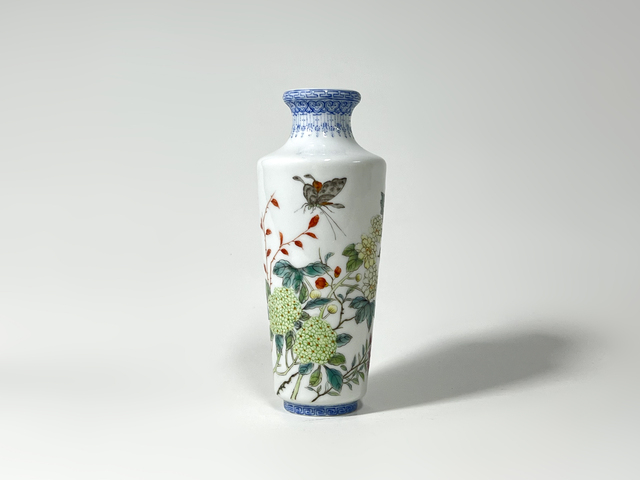 古玩陶瓷民國·琺瑯彩花蝶紋詩文棒槌瓶真品鑒賞圖