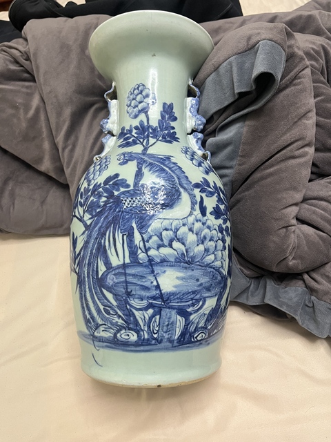 古玩陶瓷清中期豆青青花瓶真品鑒賞圖