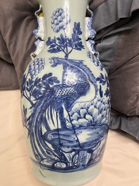 古玩陶瓷清中期豆青青花瓶真品鑒賞圖