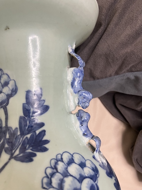 古玩陶瓷清中期豆青青花瓶真品鑒賞圖